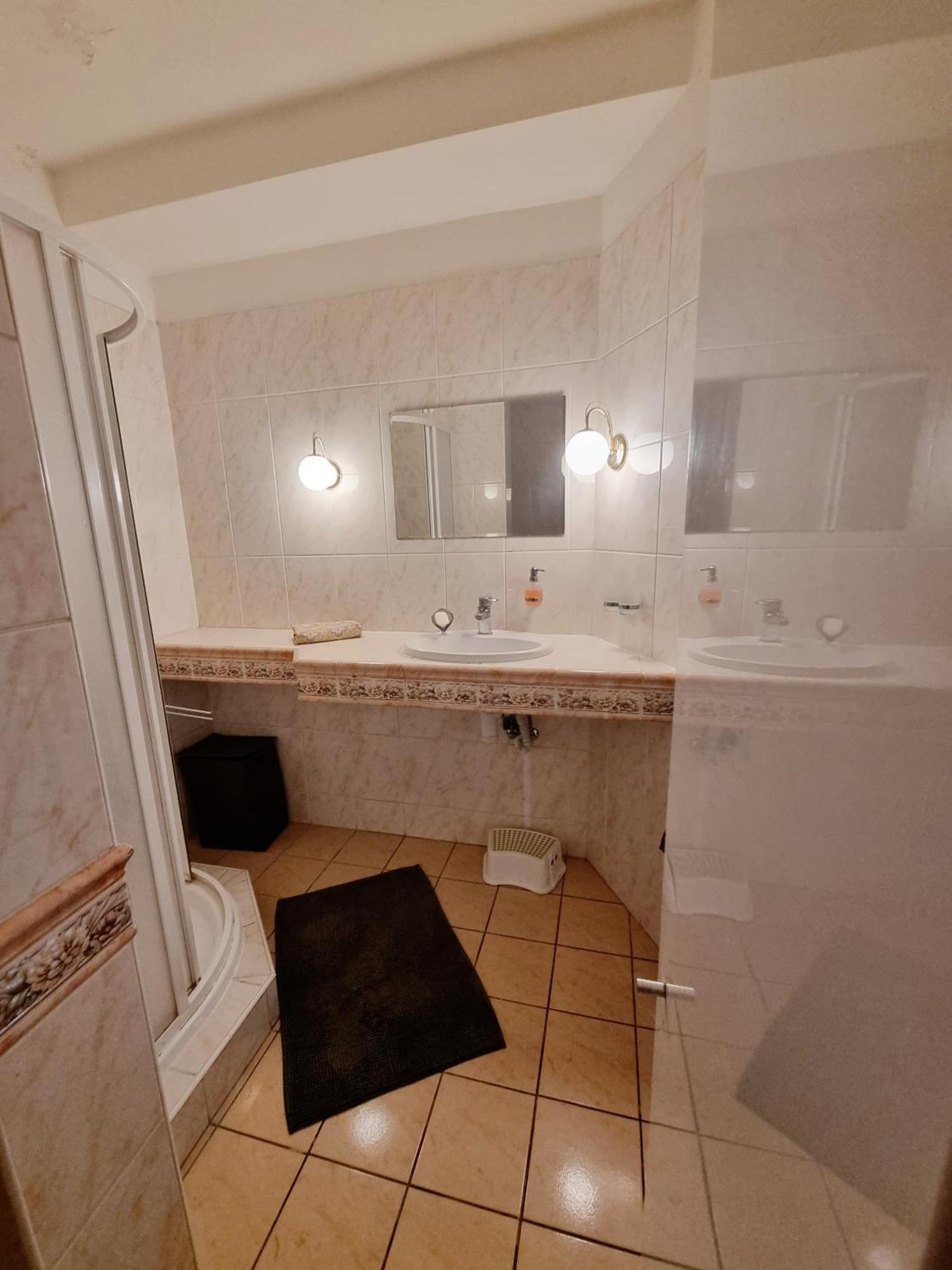 Big 4 Room Huge Apartment Bratislava Eksteriør billede